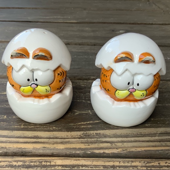 Enesco Other - Rare Enesco Garfield hatching egg salt and pepper